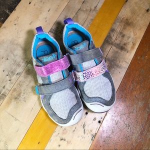 Plae sneakers with customized straps